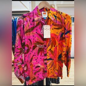 Beautiful top in vibrant colors, run large